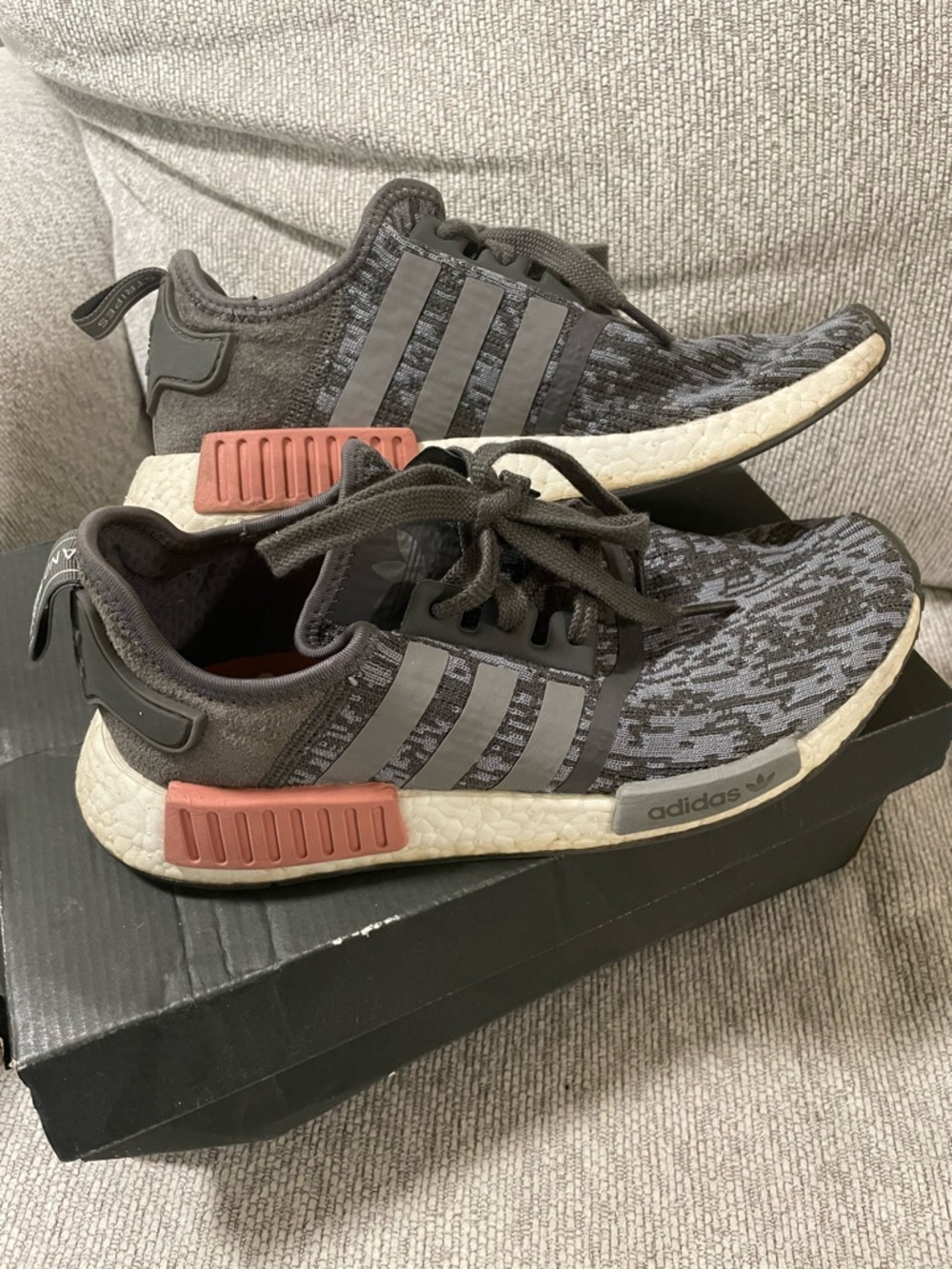 โจWomenโs Adidas NMD Shoes Size 7.5